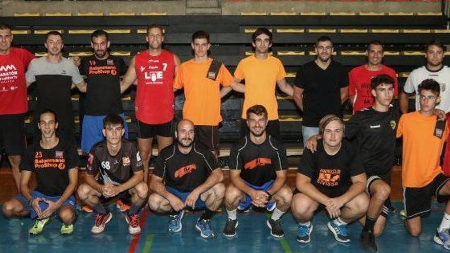 La plantilla del HC Eivissa en una formación agrupada, ayer, antes de iniciar su primer entrenamiento de la pretemporada.