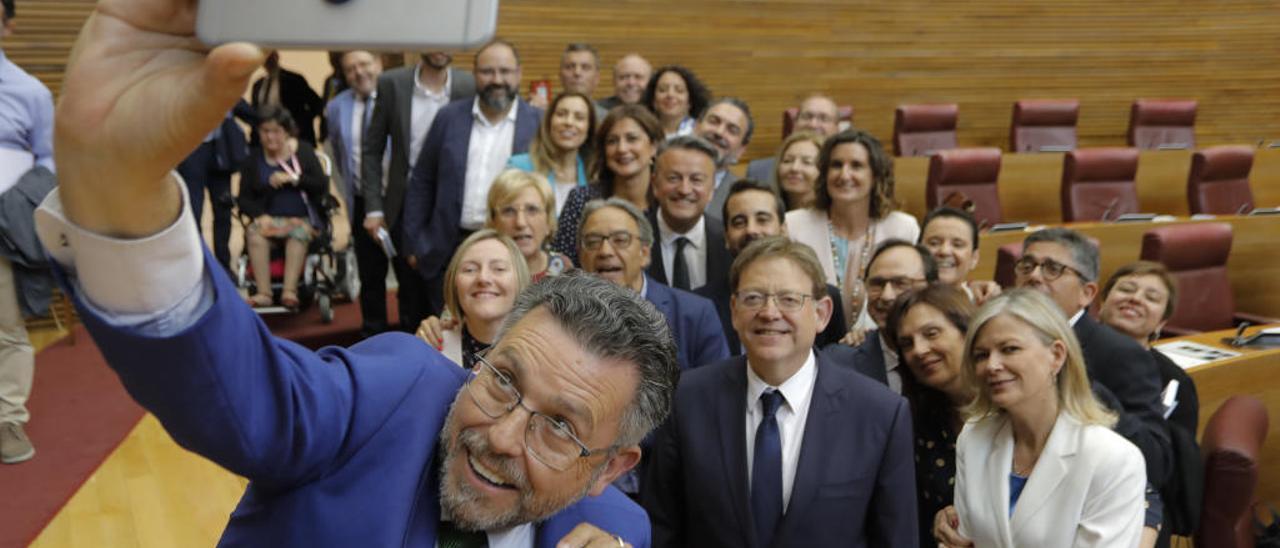 El selfi del grupo socialista de las Corts y el presidente Ximo Puig.