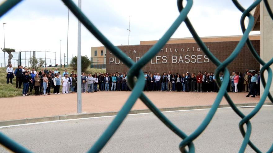 Uns 130 funcionaris del Puig de les Basses fan un minut de silenci per la cuinera morta a Mas d&#039;Enric