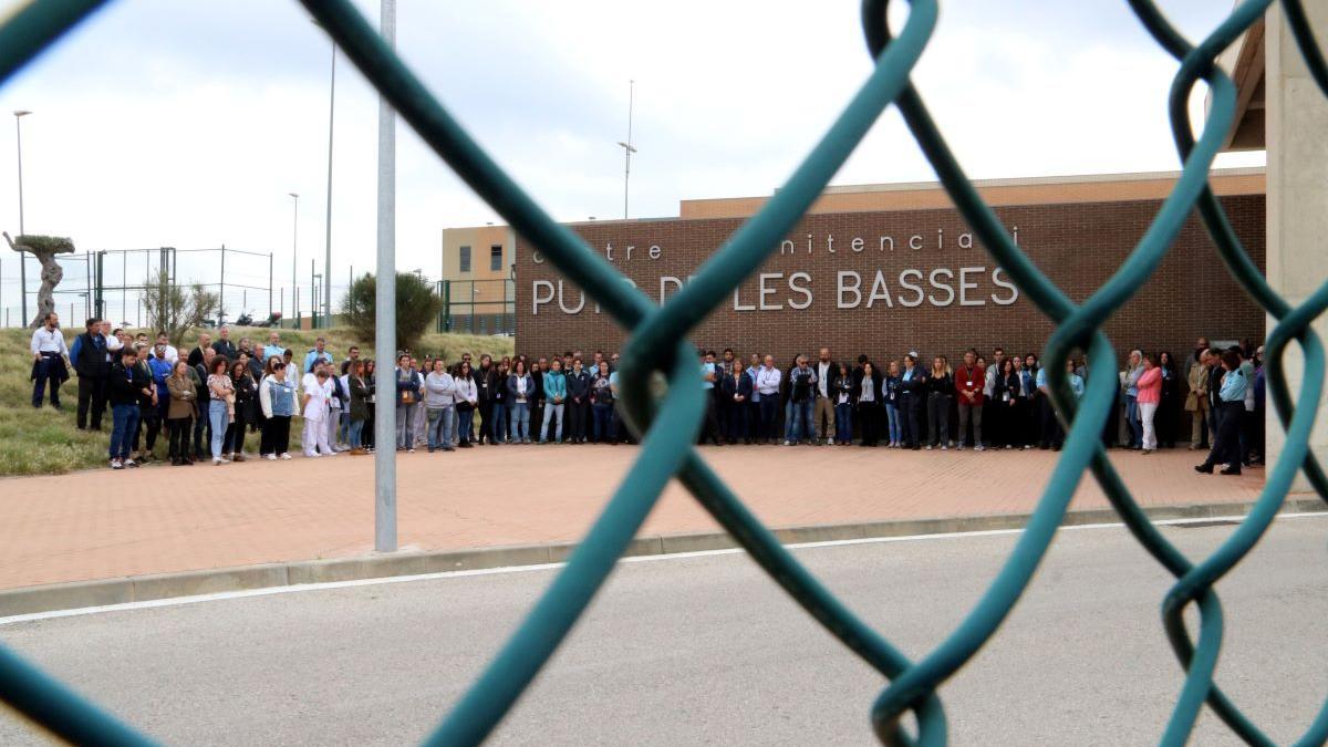 VÍDEO | Uns 130 funcionaris fan un minut de silenci del Puig de les Basses per la cuinera morta a Mas d'Enric