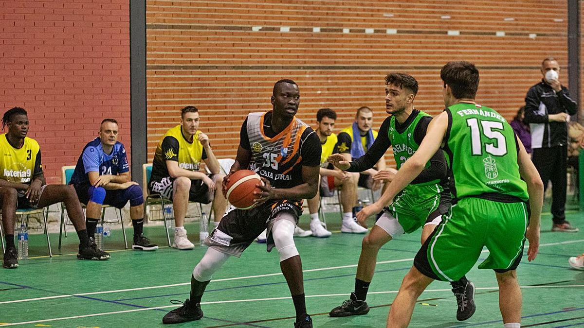 Félix Campos sigue un encuentro del Virgen de la Concha Caja Rural esta temporada. | Emilio Fraile