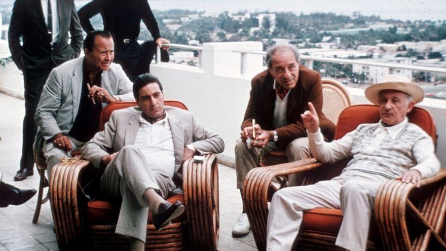 Michael Corleone (Al Pacino) y Hyman Roth (Lee Strasberg), sentados en el butacón, en La Habana, en &#039;El Padrino II&#039;.