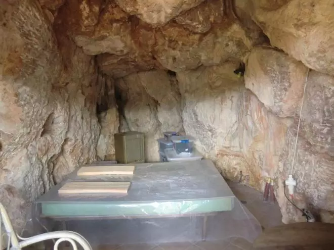 Baudelikt: Höhle als Schlafzimmer eingerichtet