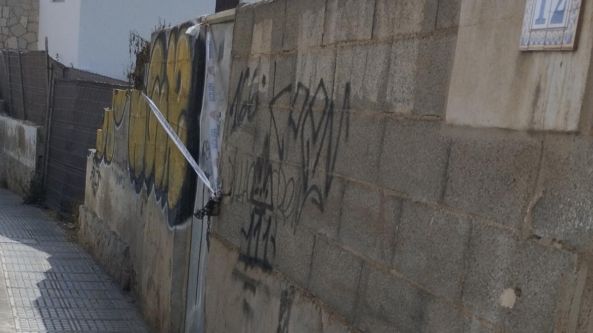 Puerta del solar ya precintada por la Policía Local
