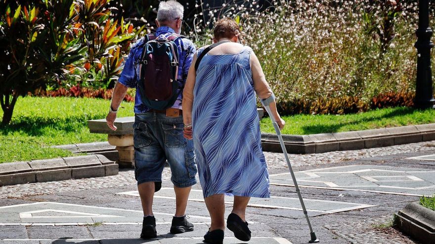 Dos personas mayores caminan por las calles de Santa Cruz de Tenerife.