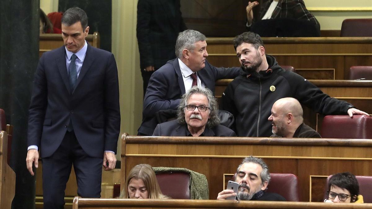 Final de la segunda jornada del Debate sobre los Presupuestos Generales del Estado. El Presidente del Gobierno Pedro Sánchez pasa junto a los escaños de Joan Tardá y Rufián de ERC que han votado en contra.