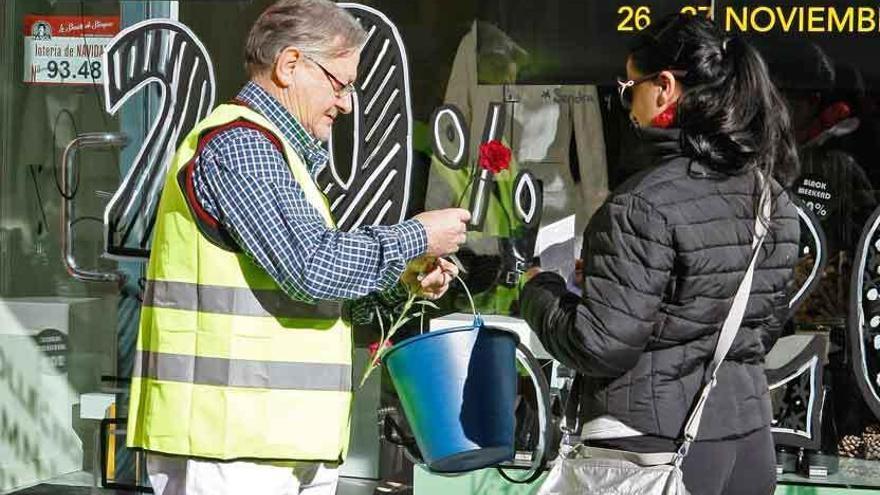 Un actor piropea a un mujer y le entrega una flor.