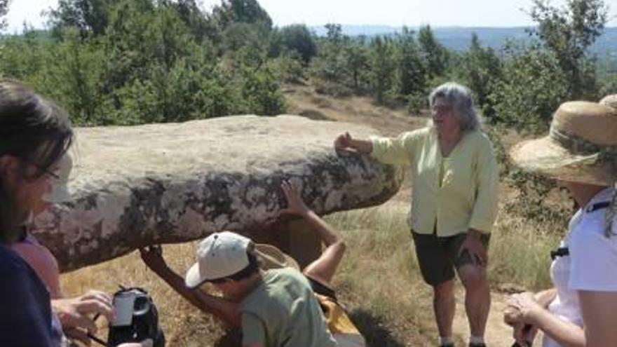 Els participants a la ruta van poder veure dòlmens i menhirs