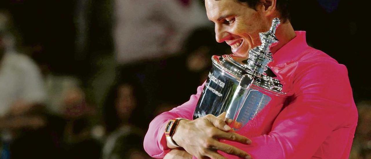 Rafel Nadal abraza el trofeo que le acredita como campeón del US Open 2017.