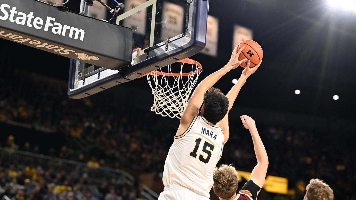 Aday Mara realiza un mate en el partido ante Minnesota.