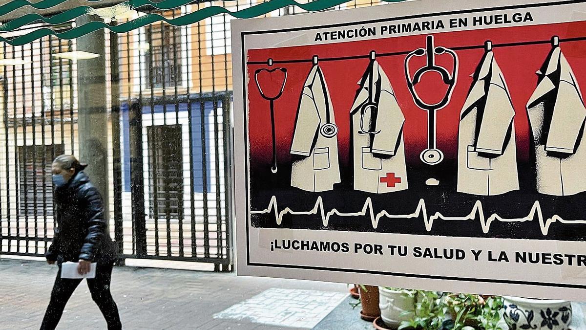 Cartel colocado en un centro de salud de la capital aragonesa, esta semana.