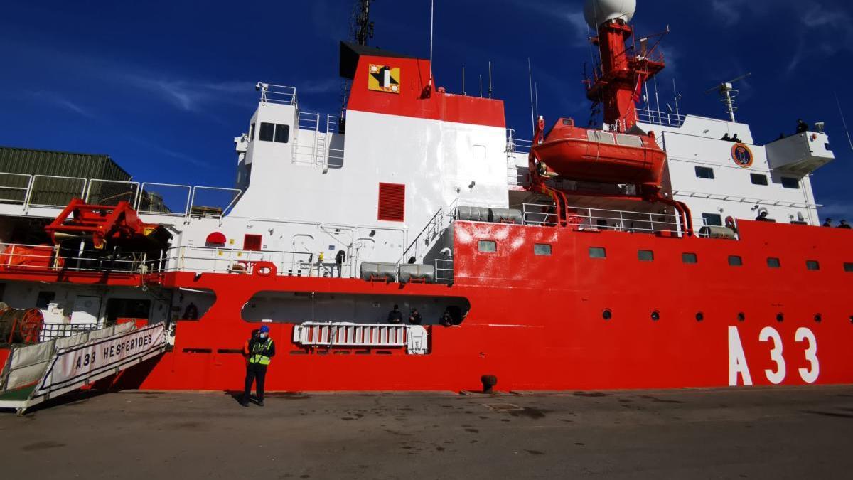 El buque Hespérides antes de zarpar del muelle de la Curra el pasado 30 de diciembre.