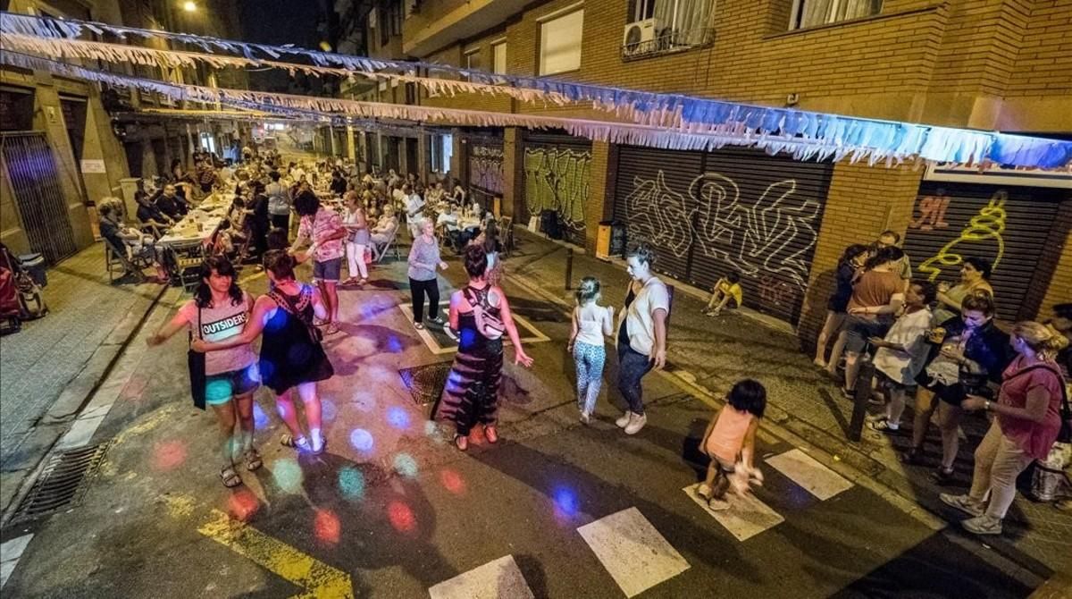 Verbena de Sant Joan en la calle de Santa Carolina (Baix Guinardó).