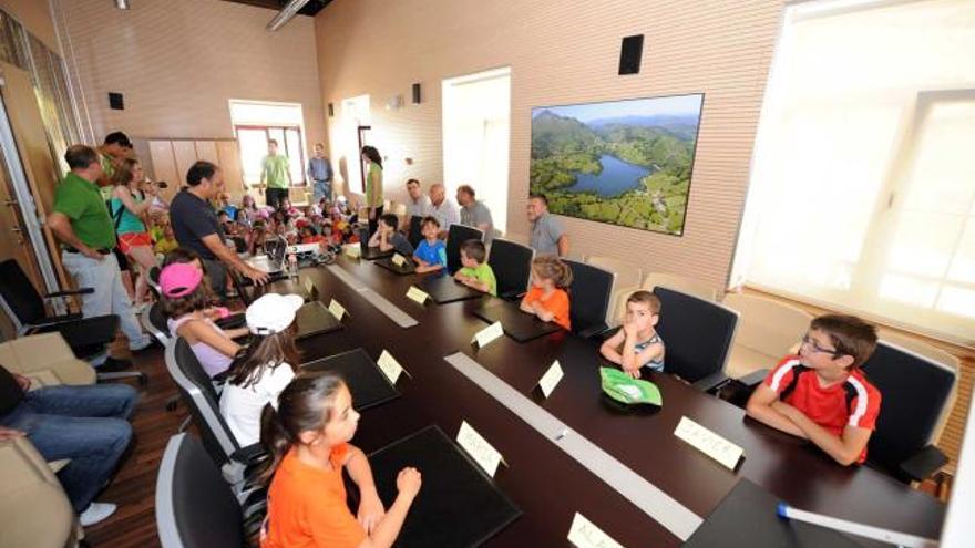 Jesús Álvarez Barbao, alcalde de Morcín, recibe a los niños del segundo campamento de verano multideporte.