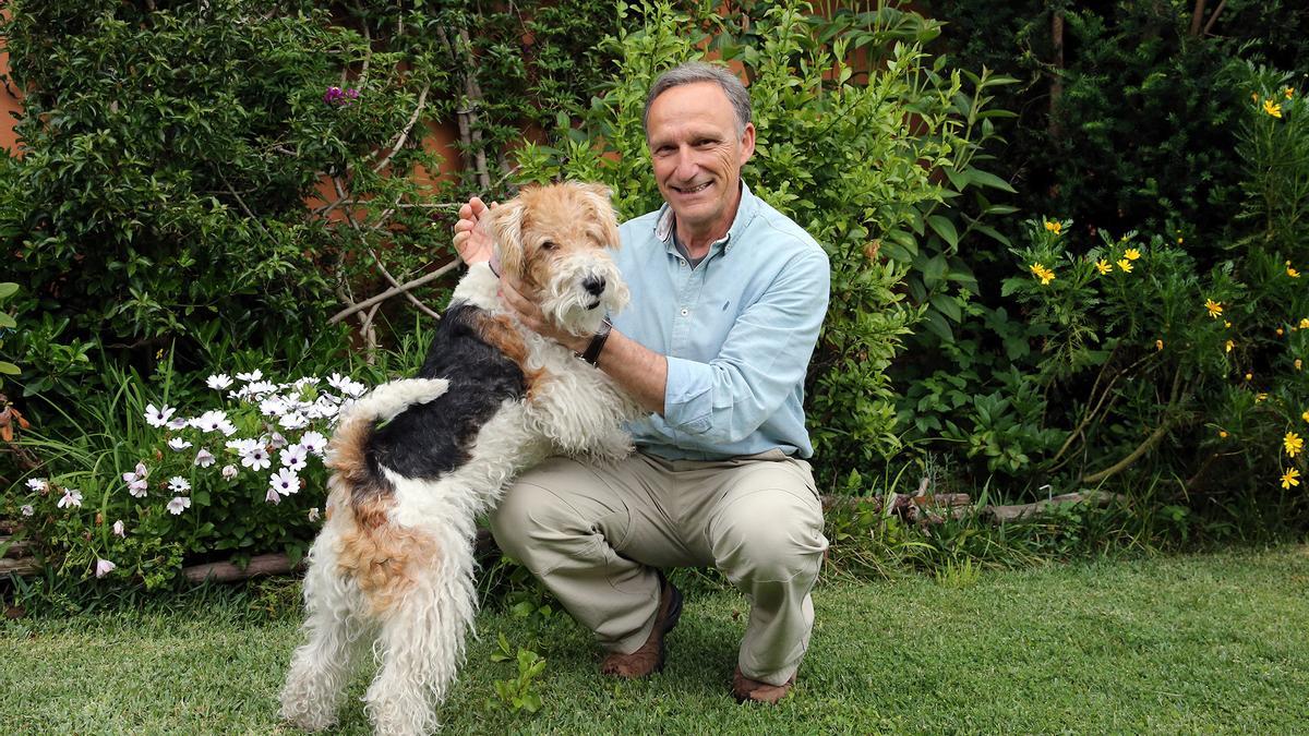 Jorge Álvarez Yagüez, en el jardín de su casa en Gondomar