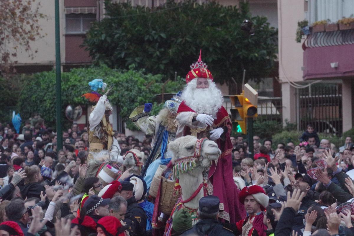 Los Reyes Magos recorren La Cruz del Humilladero a lomos de dromedarios.