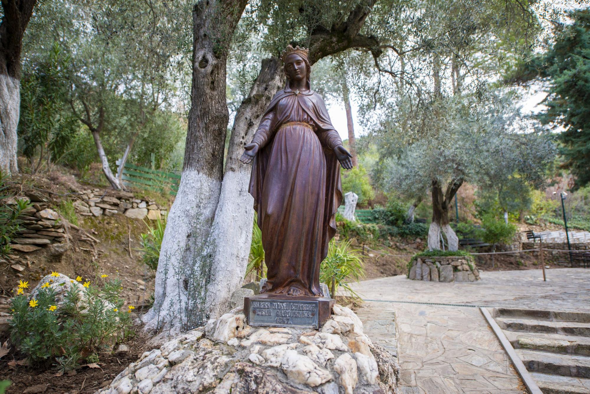 Una estatua de la Virgen a la entrada