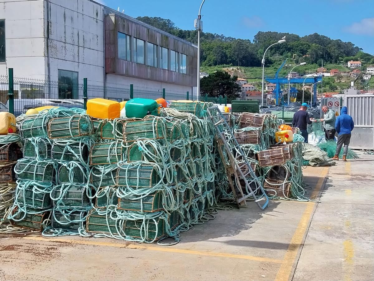 Los marineros ya comenzaron a apilar en el entorno del puerto de Bueu las nasas antes del inicio de la veda del pulpo.