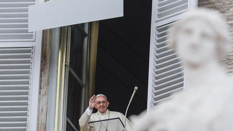 El Papa saluda desde su ventana, ayer en la plaza de San Pedro. // G. Lami