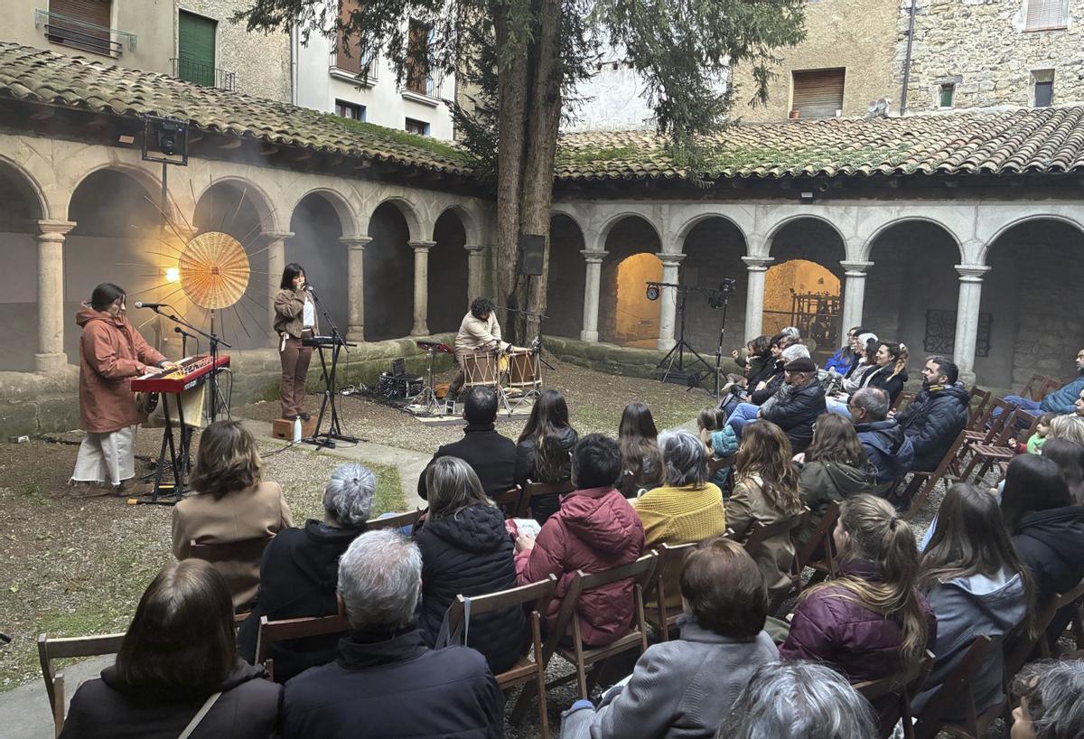 La banda Goig actuando en el Monasterio de Sant Llorenç de Morunys.