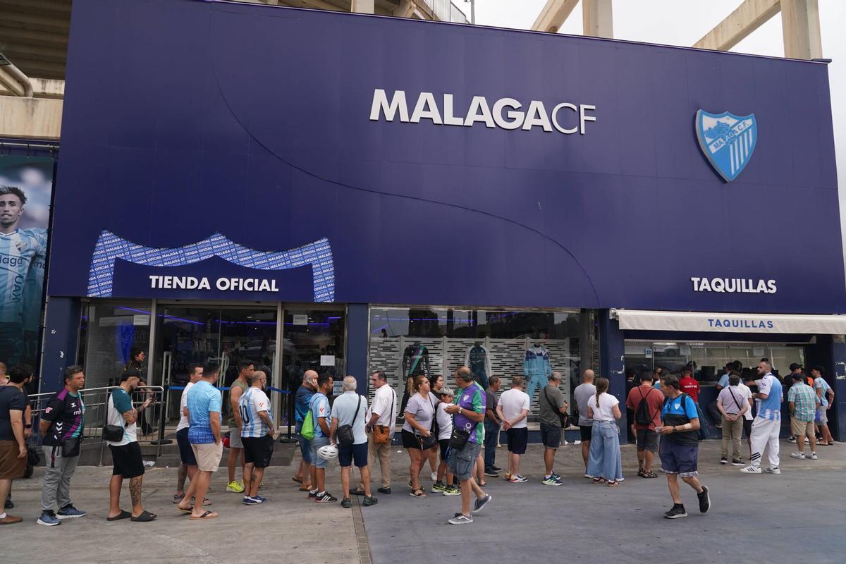 Colas en La Rosaleda de abonados malaguistas para comprar este lunes las entradas del domingo para la ida de la final por el ascenso contra el Almería.