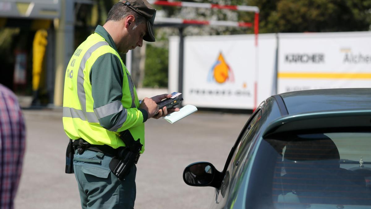 Multado con 200 euros por no pagar 6 euros en su momento por el mecanismo de seguridad obligatorio que acompaña a la baliza V-16: la Guadia Civil revisa la guantera de los coches asturianos