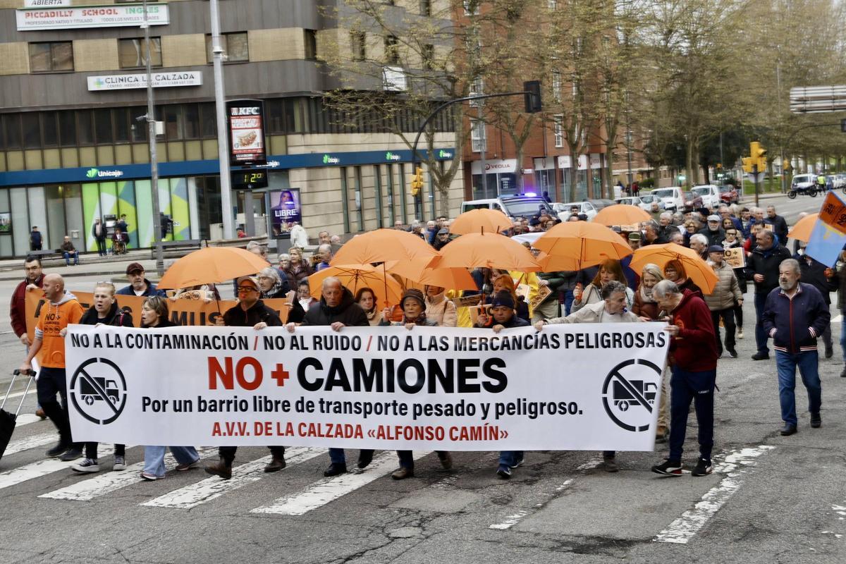 La Calzada vuelve a clamar contra el tráfico de camiones (en imágenes)
