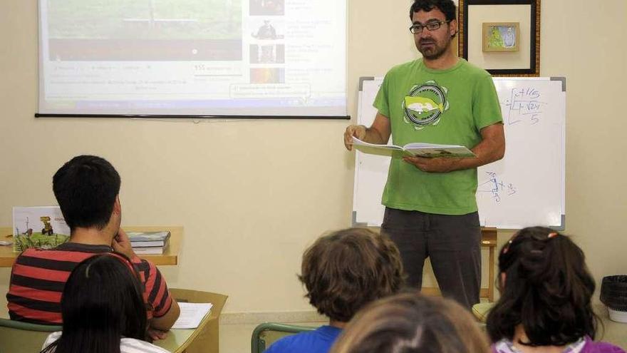 Séchu Sende, na presentación dun libro no IES Marco do Camballón, no que dá clase. // Bernabé/Javier Lalín