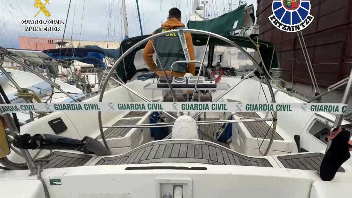 La Guardia Civil y la Ertzaintza han desmantelado una organización criminal dedicada al transporte de grandes cantidades de cocaína por el norte de España y otros países europeos oculta en doble fondos de coches, en una operación en la que han sido detenidas trece personas en diferentes provincias e incautados 28 vehículos caleteados. Los investigadores calculan que el entramado desarticulado podía mover hasta seis toneladas de cocaína al año procedente de Sudamérica y que, una vez en España, tenía como destino tanto la cornisa cantábrica como Italia, Portugal y Alemania, según informa este domingo la Dirección General de la Guardia Civil. Esta operación, denominada 'Ergu', se inició al tener conocimiento las fuerzas de seguridad de posibles llegadas de embarcaciones a costas del norte peninsular que podrían transportar grandes cantidades de cocaína desde Iberoamérica. EFE/Guardia Civil/Ertzaintza -SOLO USO EDITORIAL/SOLO DISPONIBLE PARA ILUSTRAR LA NOTICIA QUE ACOMPAÑA (CRÉDITO. -SOLO USO EDITORIAL/SOLO DISPONIBLE PARA ILUSTRAR LA NOTICIA QUE ACOMPAÑA (CRÉDITO OBLIGATORIO)-