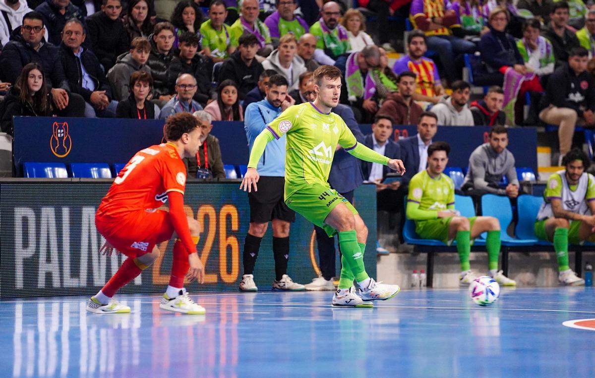 Machado pasa el balón.