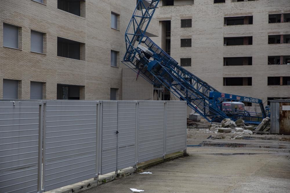 Una grua de grans dimensions es desploma en un bloc en construcció a Salt