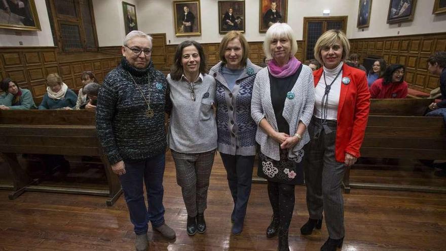 Por la izquierda, María Josefa Sanz, Asunción Cámara, Eugenia Suárez Serrano, Concha Masa y Ana Coto, antes de la mesa redonda celebrada ayer en el edificio histórico de la Universidad dentro de los actos programados para conmemorar el Día Internacional de la Mujer y la Niña en la Ciencia.