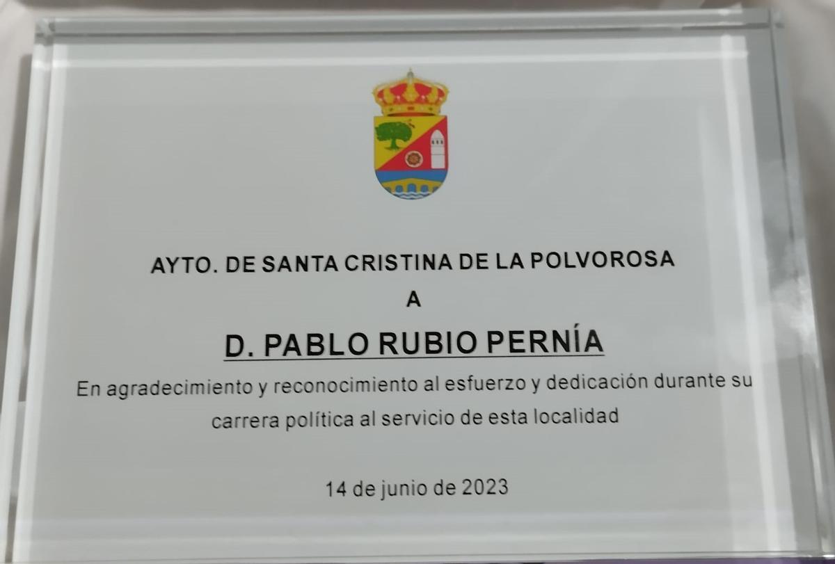 Placa de agradecimiento a Pablo Rubio por sus 32 años de dedicación municipal.