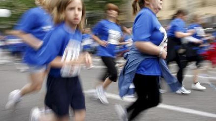 Participantes en la quinta edición de la Carrera de la Mujer, un evento con el doble objetivo de potenciar la práctica del deporte femenino y recaudar fondos para la lucha contra el cáncer de mama, en el Parque del Retiro, en Madrid.