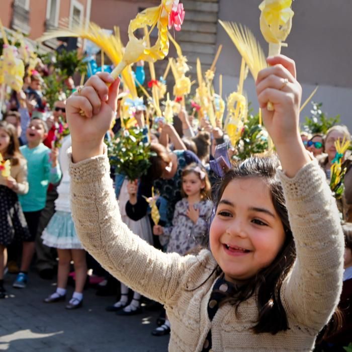 Procesión y bendición de los ramos en Gijón.