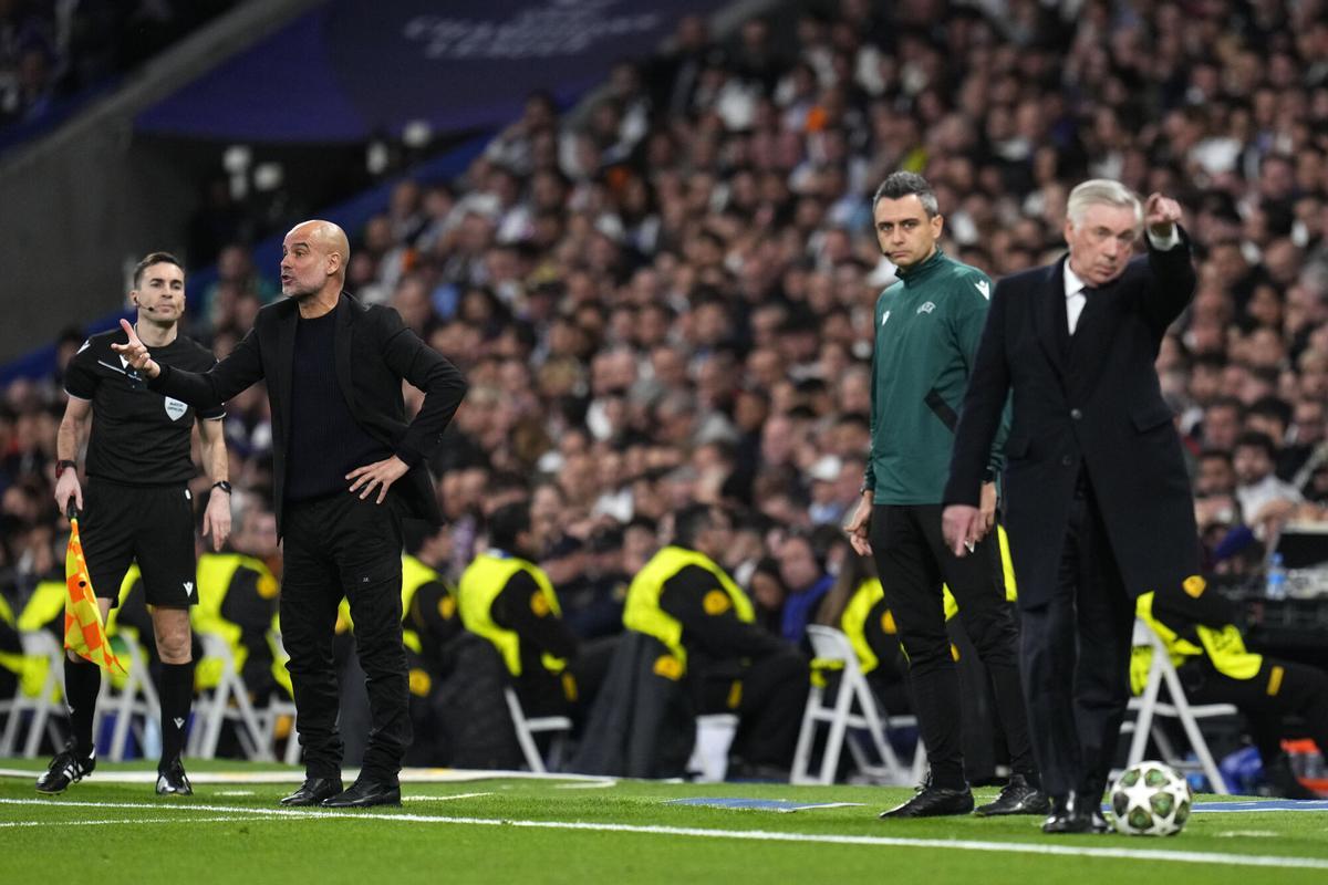 Guardiola y Ancelotti dan indicaciones durante el partido en el Bernabéu
