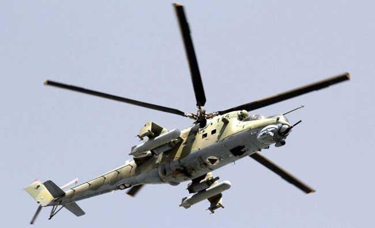 Un helicòpter militar de l’OTAN sobrevola l’hotel Intercontinental de Kabul (Afganistan), assaltat la nit de dimarts pels talibans.