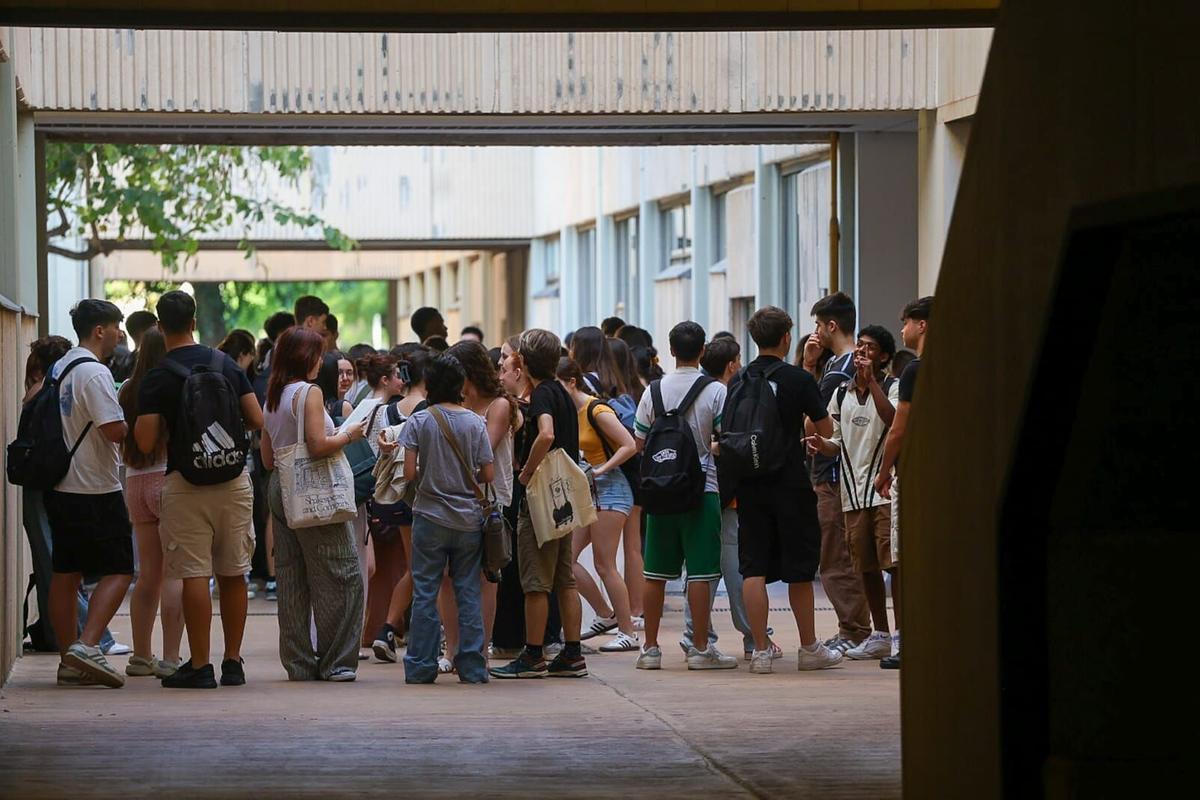 Estudiantes de Bachillerato antes del primer examen de la PAU 2025, en la Universitat Politècnica de València.