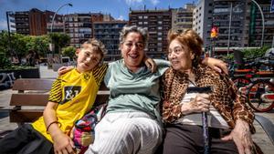 Una madre, Anabel Sorroche, con su hijo de 12 años y su madre de 87 a la que cuida también