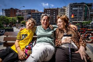 Una madre, Anabel Sorroche, con su hijo de 12 años y su madre de 87 a la que cuida también