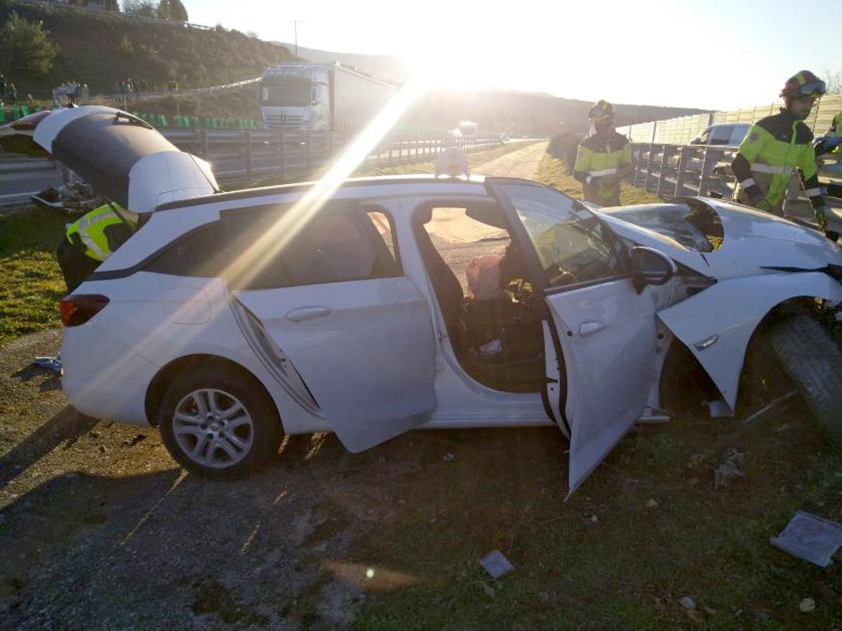 Accidente de tráfico en el término municipal de Torre del Bierzo (León) en el que un hombre resultó fallecido, una mujer herida grave y otra leve