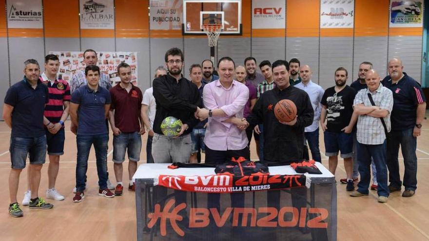 Arturo Álvarez, en el centro, entre Jesús García y Alexis Varela durante la presentación de la fusión.