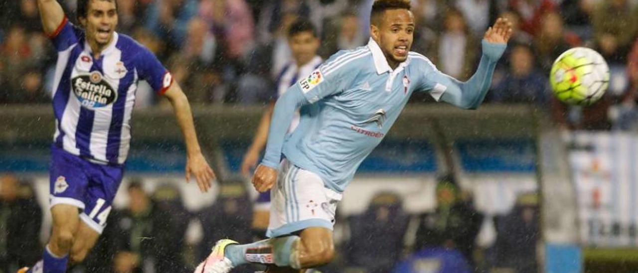 Bongonda trata de controlar un balón, ante la mirada de Arribas, durante el partido de ayer en Balaídos. // Ricardo Grobas