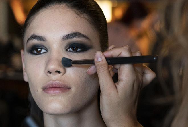 Maquillaje con brocha en el backstage de Rolland HC