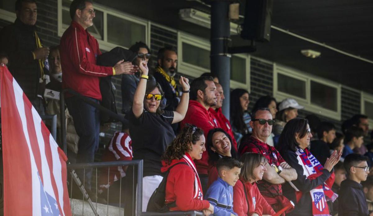 La hinchada del Atlético de Madrid sigue de cerca a su equipo alevín. | I. C.