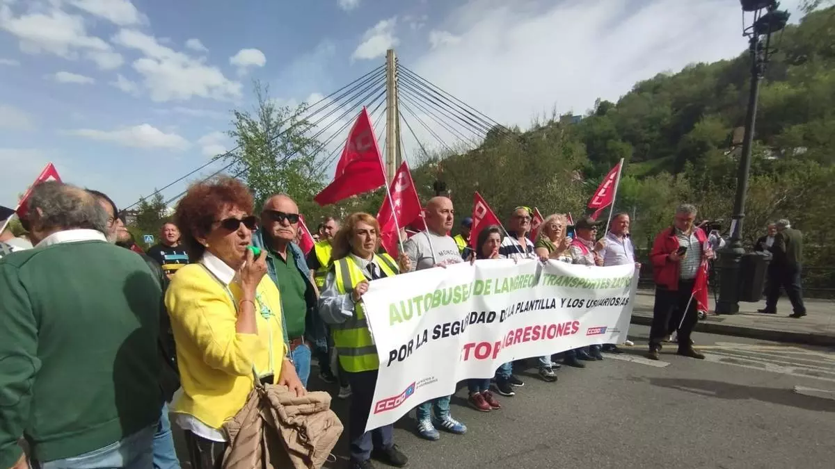 Los conductores de autobús del Nalón cortan el tráfico para exigir seguridad en los "búho": "Las mamparas que pedimos cuestan unos 4.000 euros en total"