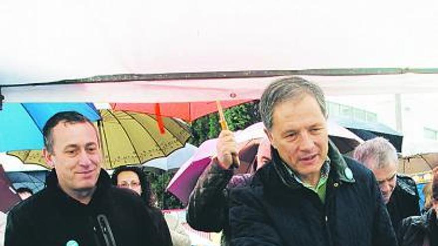 Miguel Ángel Villalba y Juan Morales, ayer, en el mercadillo de Las Vegas.