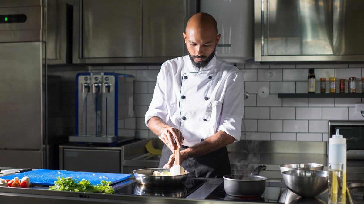 Un chef cocinando.