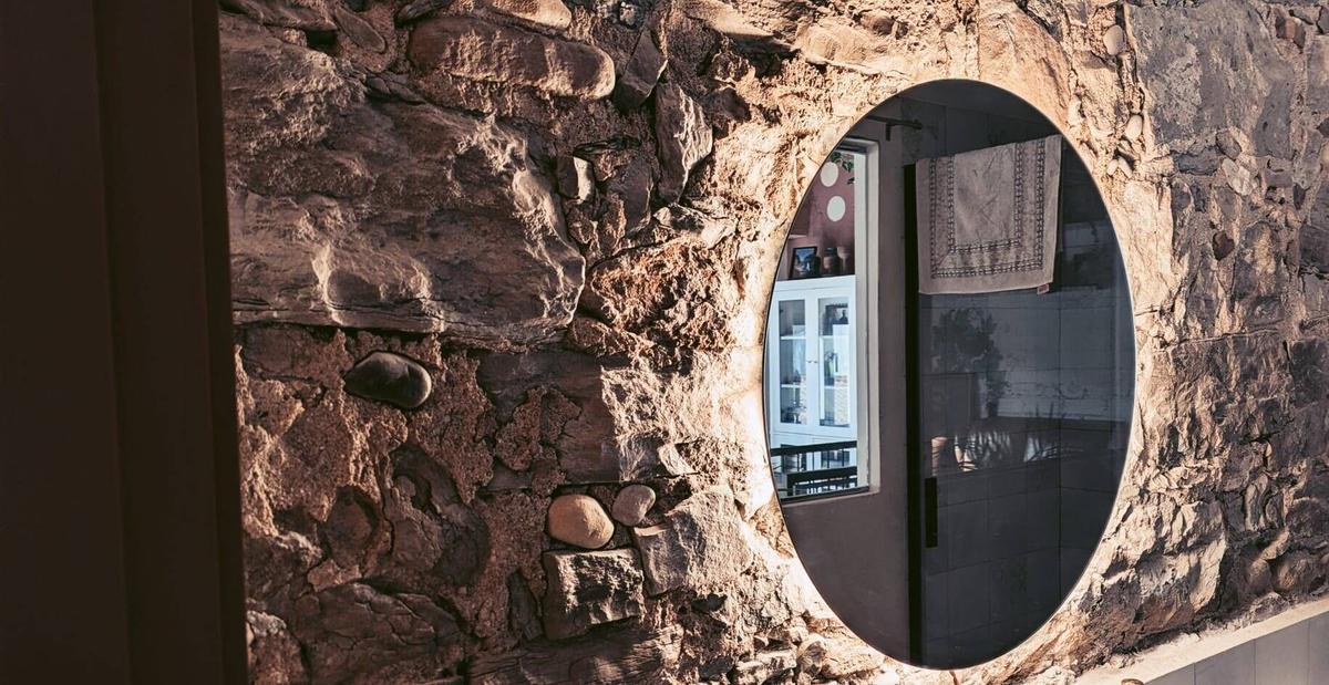 L'interior de la casa de 170 metres quadrats on viuen l'escriptora surienca Sílvia Caballol i l'exbisbe de Solsona Xavier Novell