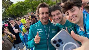 Alonso, con los fans de Aston Martin en el Port Vell